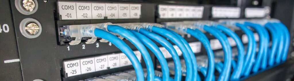 Cables de red y patch panel en gabinete rack